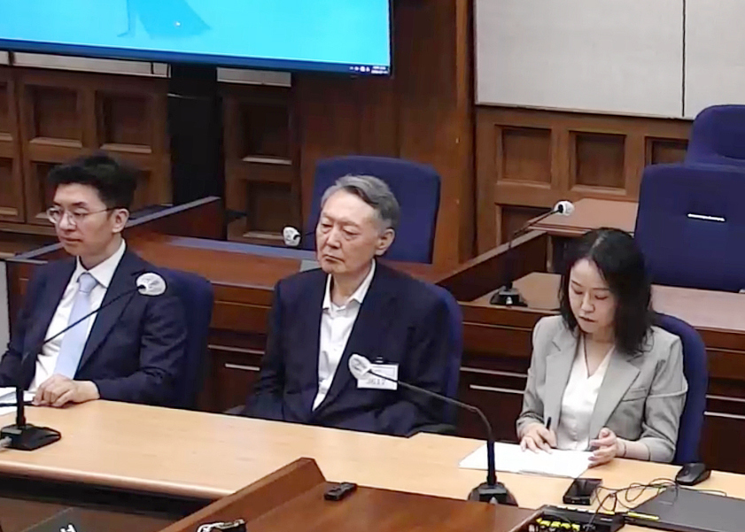Former President Yoon Suk Yeol (C) attends his trial on charges of receiving free opinion polls from a self-proclaimed power broker at the Seoul Central District Court in southern Seoul on July 13, in this file photo provided by the court. (Yonhap)
