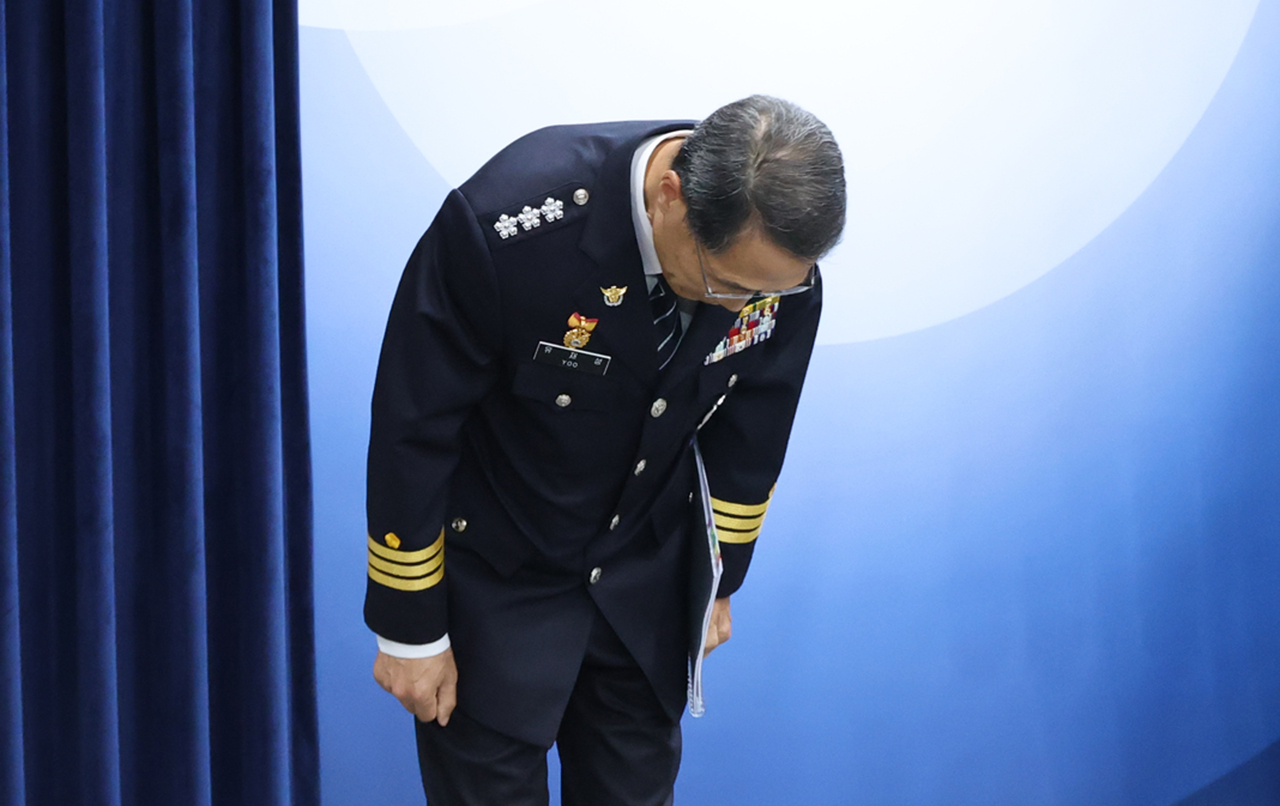 Acting National Police Agency Commissioner Yoo Jae-sung apologizes on Thursday during a press briefing at the Government Complex Seoul in Jongno-gu, Seoul. (Yonhap)