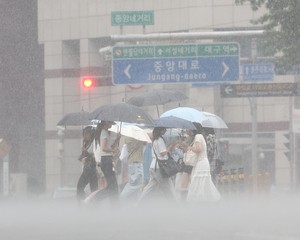 이번 주 내내 장맛비…찜통·폭우 오르락 내리락 [세상&]
