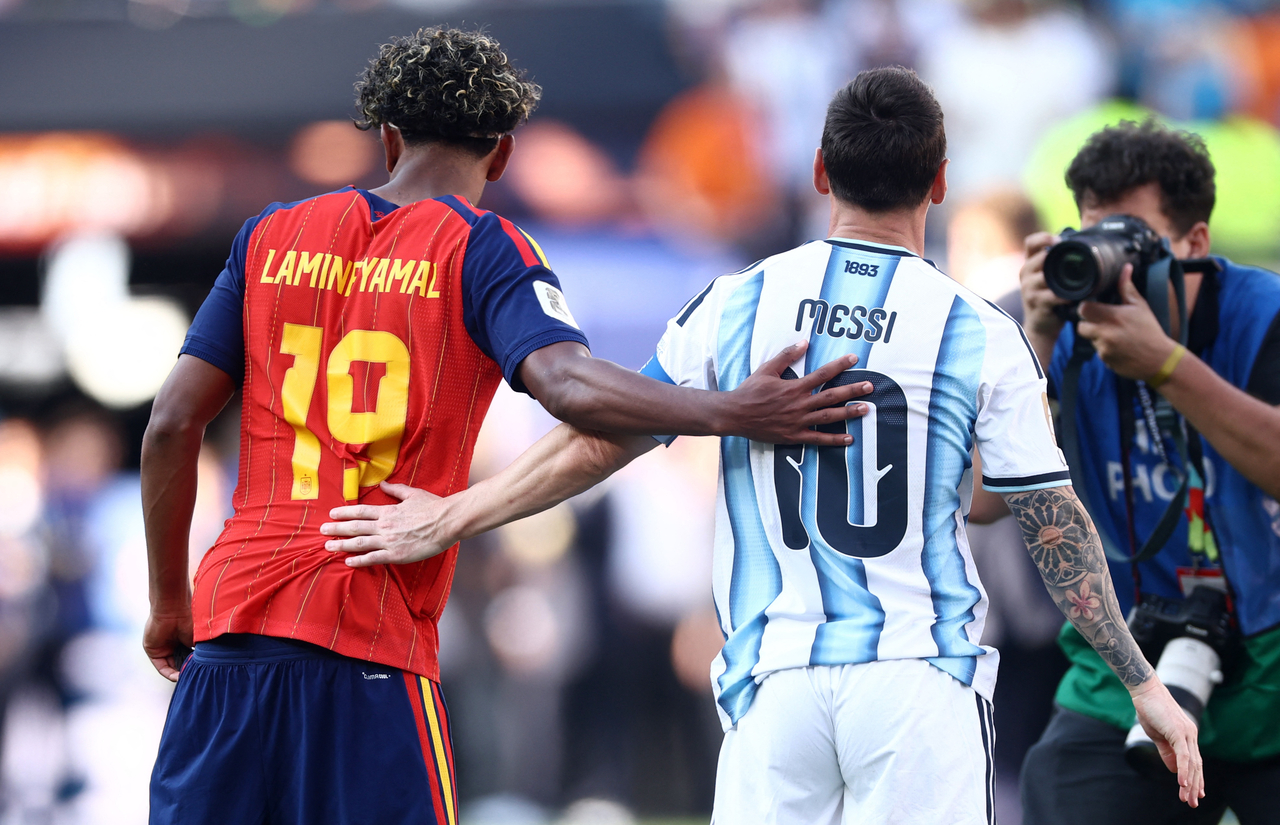 Spain’s Lamine Yamal (left) with Argentina’s Lionel Messi, after the 2026 World Cup final match at New York New Jersey Stadium in East Rutherford, New Jersey, Sunday.     (Reuters-Yonhap)