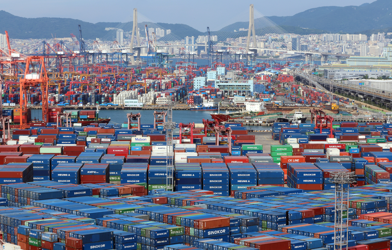 A box of containers ready for export in Busan (Yonhap)