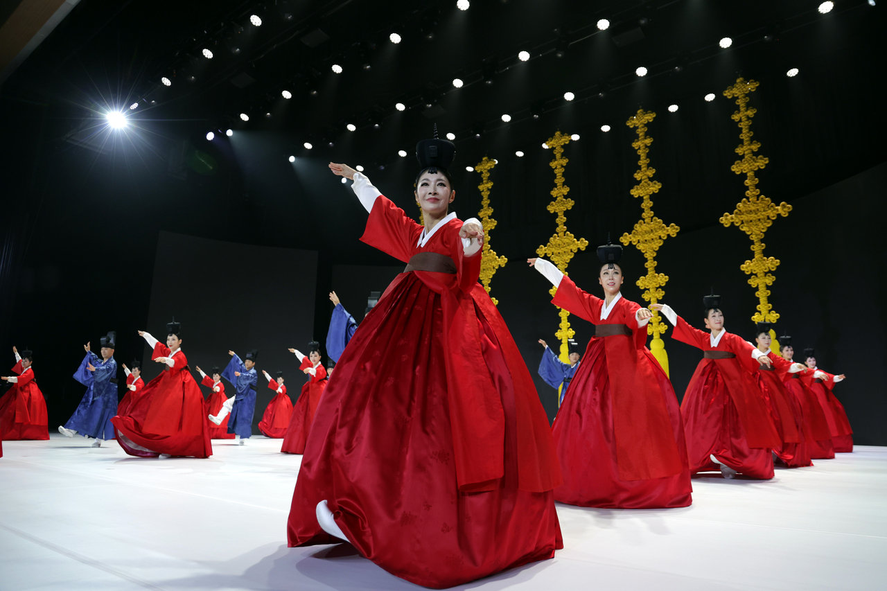 The National Dance Company of Korea performs during the opening ceremony of the 48th session of the UNESCO World Heritage Committee in Busan on Sunday. (Yonhap)