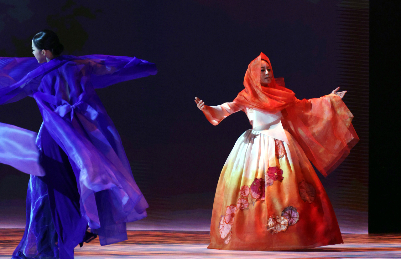 Pansori singer Kim Yul-hee (right) performs during the opening ceremony of the 48th session of the UNESCO World Heritage Committee in Busan on Sunday. (Yonhap)