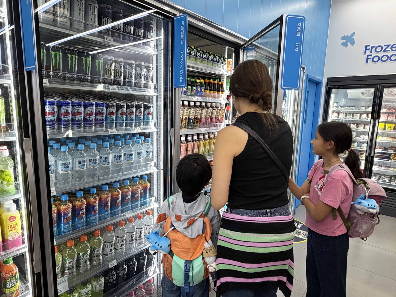 A family of international tourists buy drinks at a GS25 store. (GS25)