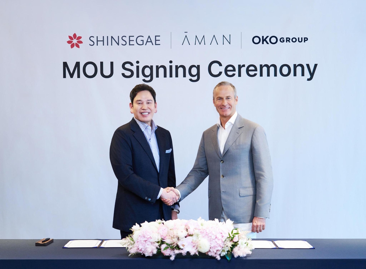 Shinsegae Group Chairman Chung Yong-jin (left) and OKO Group CEO Vladislav Doronin (Shinsegae Group)