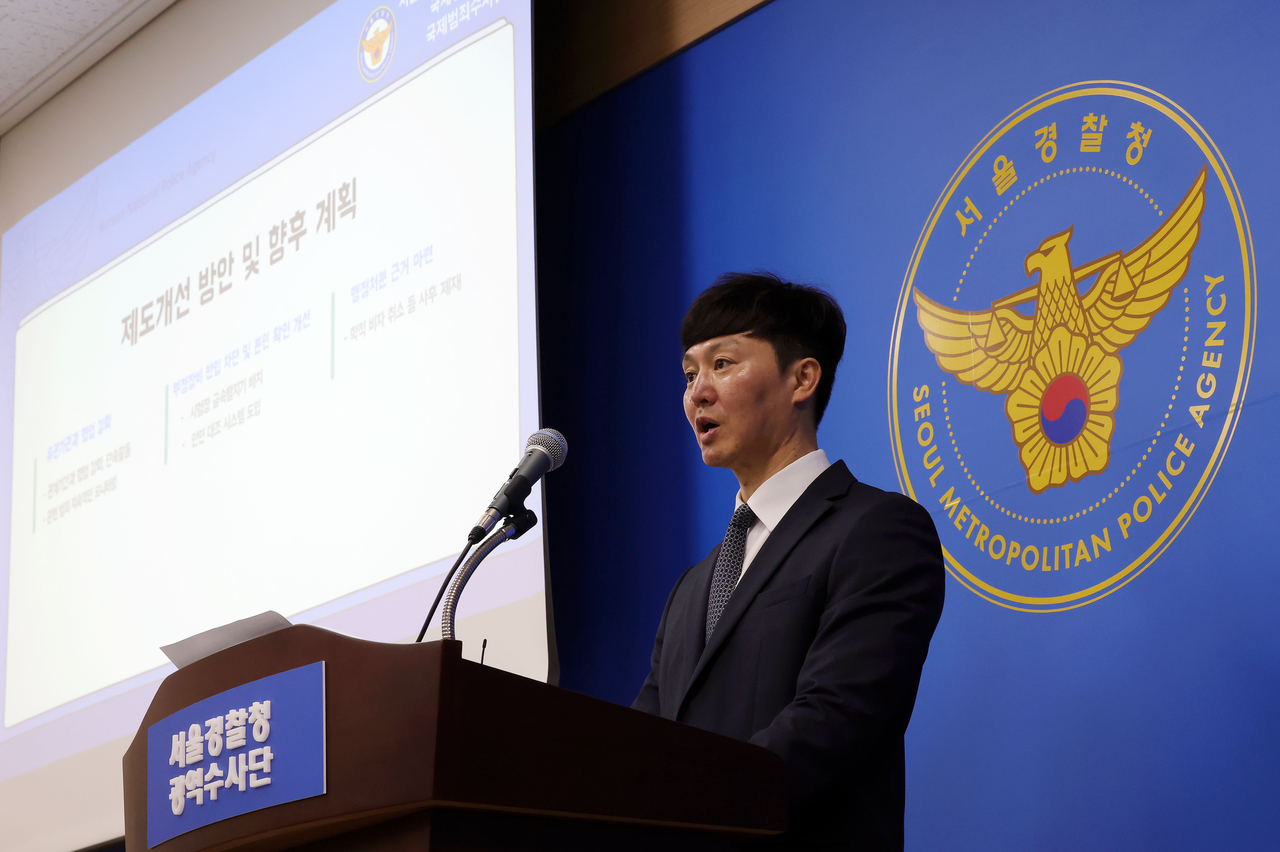 Kim Sung-ho, head of an international crime investigation unit at the Seoul Metropolitan Police Agency, briefs reporters Tuesday at the agency’s investigative headquarters in Mapo-gu, Seoul, on the arrest of foreign nationals accused of fraudulently obtaining TOPIK scores. (Newsis)