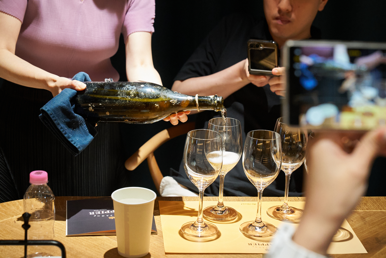 Drappier champagne aged on the seabed is poured into a wine glass. [Photo provided by CSR Wine]