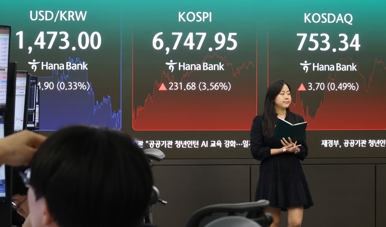 An electronic board showing the Korea Composite Stock Price Index at a dealing room of the Hana Bank headquarters in Seoul on Tuesday. (Yonhap)