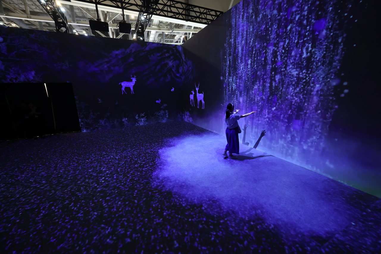 A visitor looks around the K-Heritage Pavilion during the 48th session of the UNESCO World Heritage Committee at Bexco in Busan on Monday. (Yonhap)