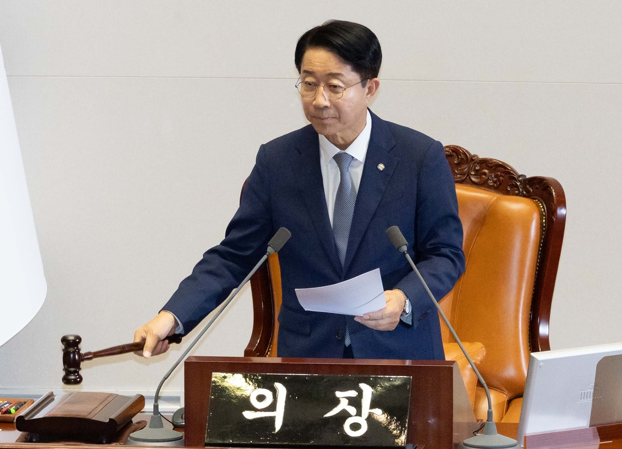 National Assembly Speaker Rep. Cho Jeong-sik hits a gavel during the plenary session of the National Assembly that ended Tuesday. (Yoon Chang-bin/The Korea Herald)