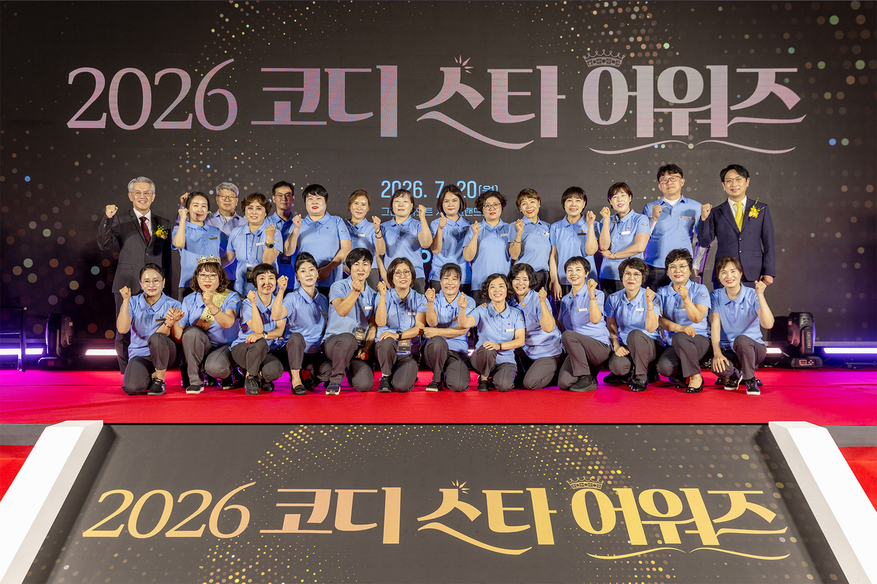 지난 20일 서울 용산구 그랜드 하얏트 서울 호텔에서 열린 ‘2026 코디 스타 어워즈’에서 올해 상반기 우수한 성과를 거두며 ‘스타 코디’로 임명된 수상자 26명과 서장원 대표이사 등 관계자들이 단체 기념 촬영을 하고 있다. [코웨이]