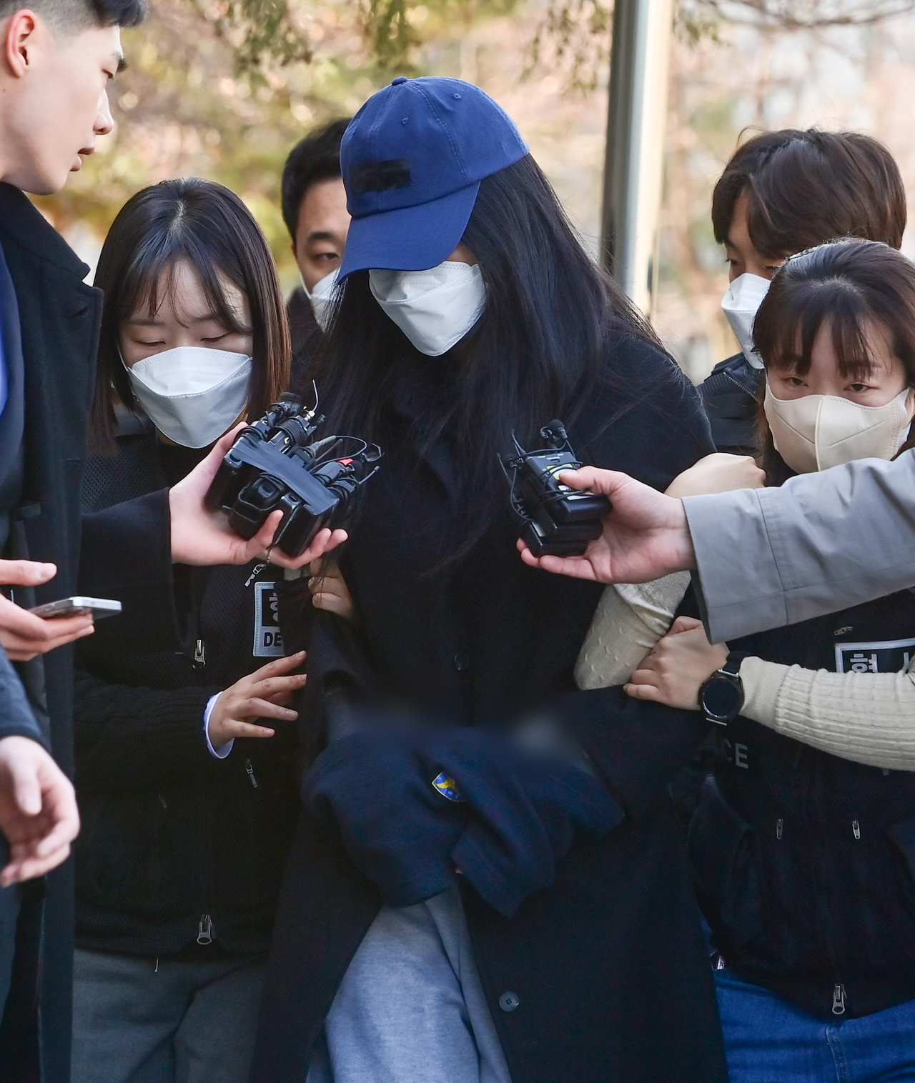 A woman in her 30s, convicted Tuesday of murdering her daughter in 2020, enters the Ansan branch of the Suwon District Court in Gyeonggi Province, March 19. (Joint Press Corps)