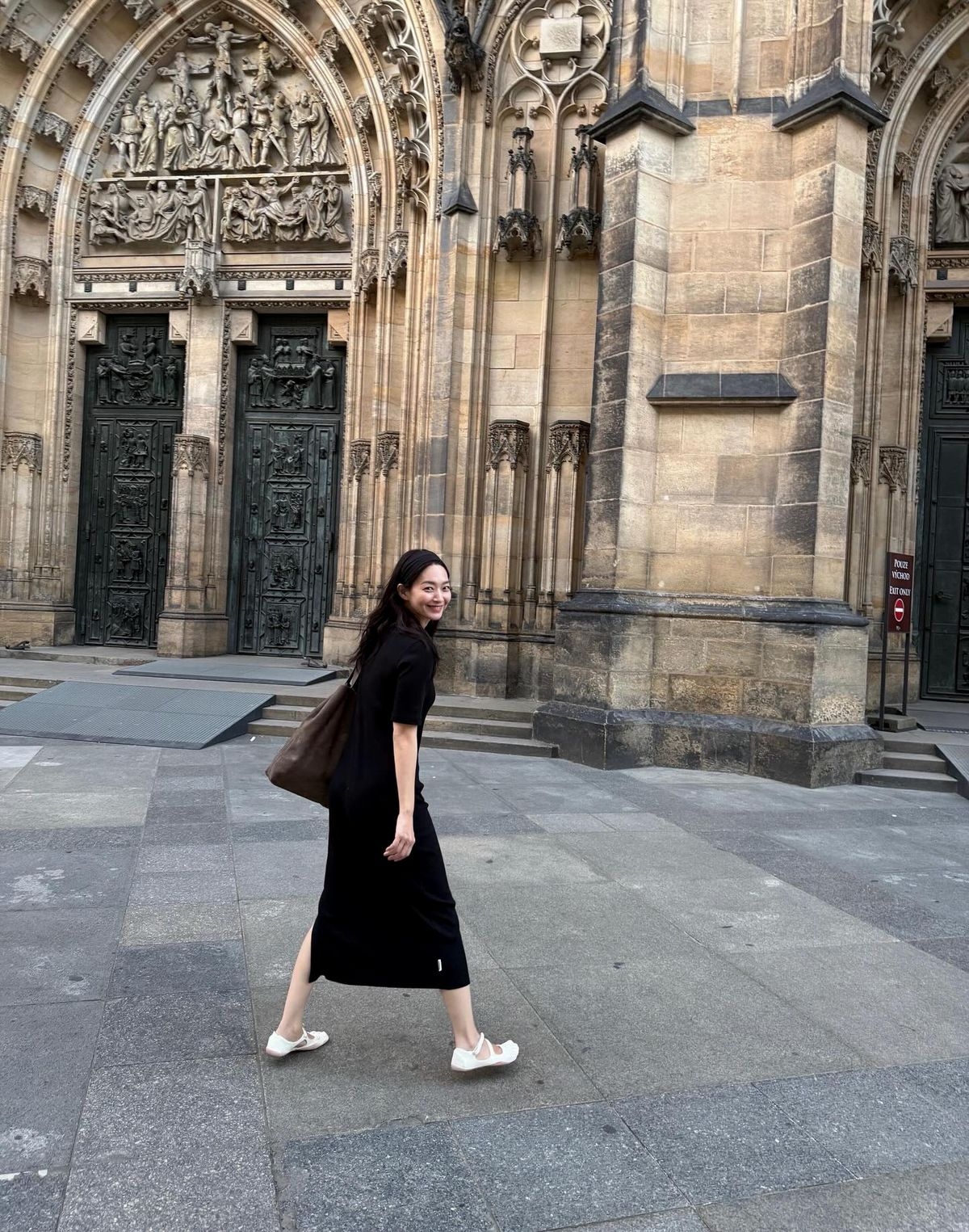 Actor Shin Min-a wears toe-separated shoes. (Instagram)