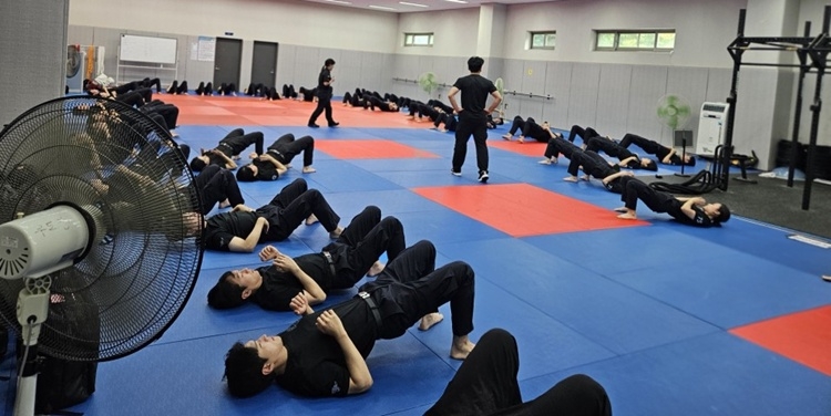 여수해경훈련원에서 해경과 경찰, 소방 간부 후보생들이 재난 대응 합동 훈련을 하고 있다.