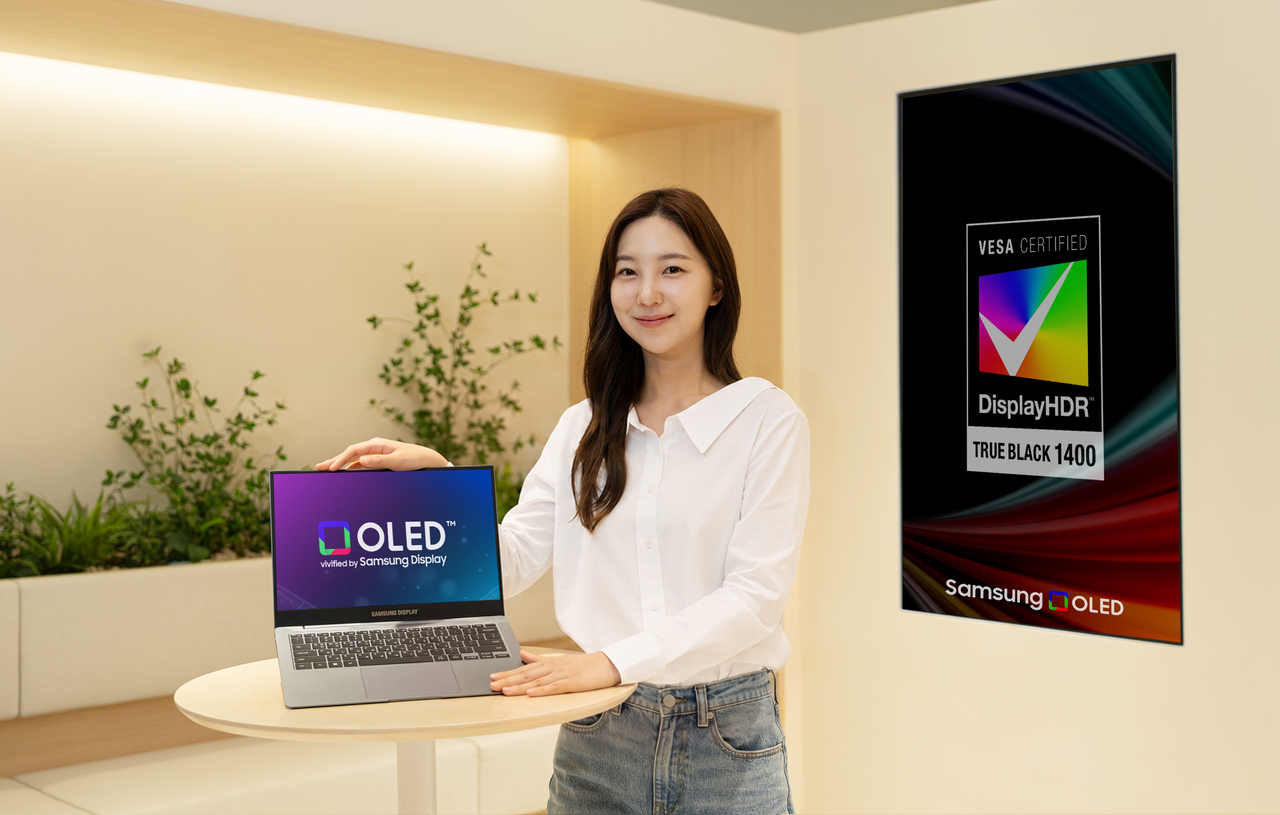 Samsung Display's tandem OLED laptop panel and its VESA True Black 1400 certification, the top brightness grade introduced this month. The company said Monday it had begun shipping the 1,600-nit panels to laptop makers. (Samsung Electronics)