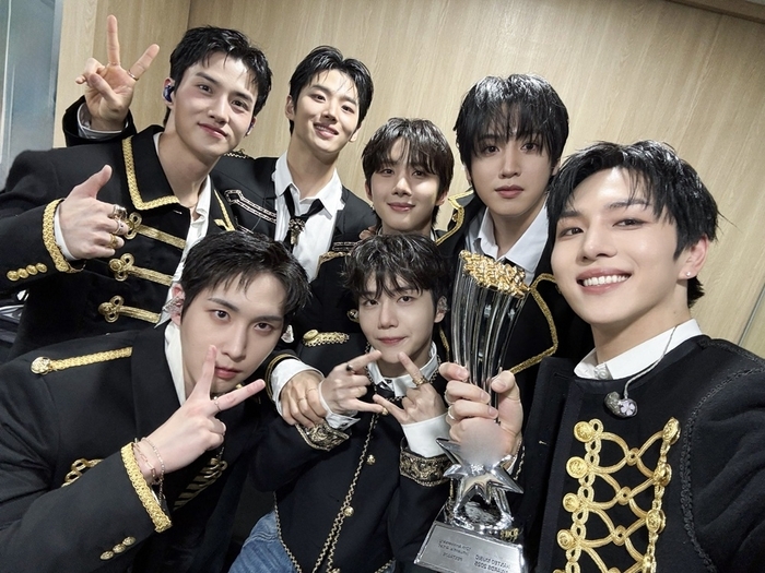 PENTAGON Returns for 10th Anniversary with New Single & Tour