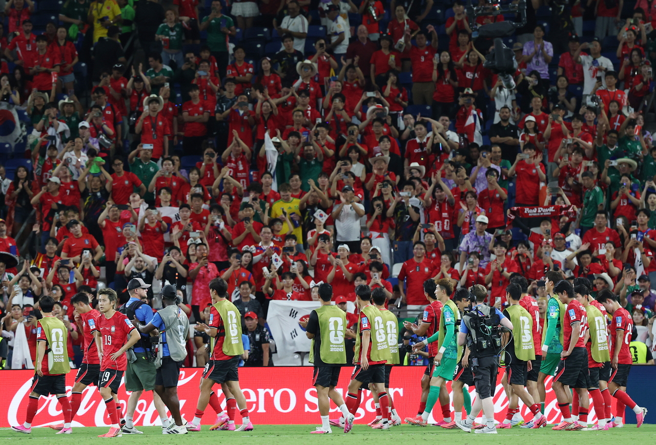 South Korean players react to a 1-0 loss to South Africa in the teams' Group A match at the FIFA World Cup at Estadio Monterrey in Guadalupe, Mexico, in this June 24, file photo. (Yonhap)