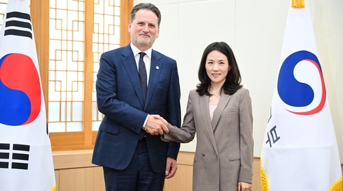 Second Vice Foreign Minister Kim Jina (right) shakes hands with International Committee of the Red Cross Director General Pierre Krahenbuhl in this photo provided by the foreign ministry on Tuesday. (Yonhap)