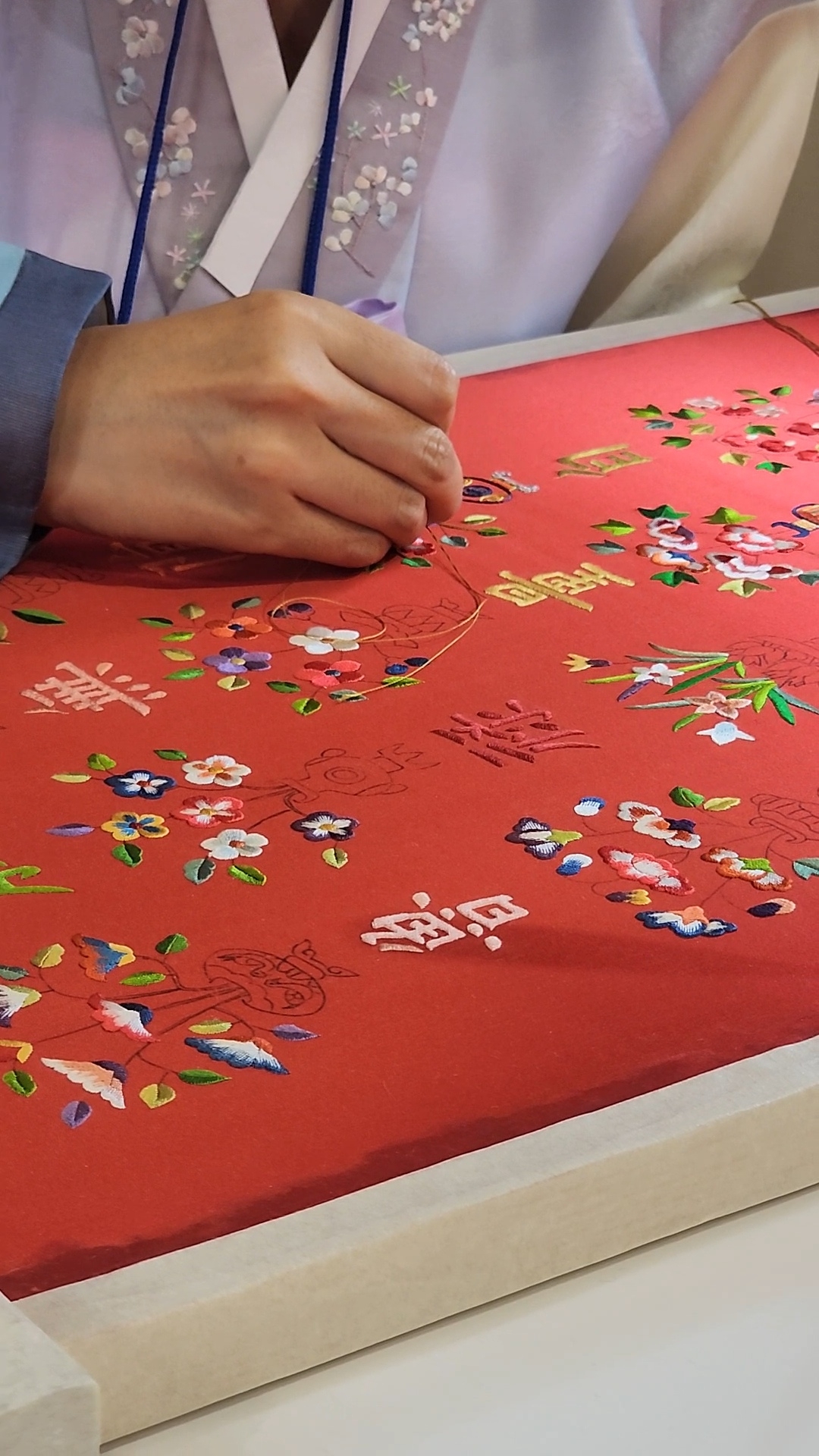 A National Intangible Cultural Heritage holder demonstrates traditional embroidery at the K-Heritage House during the 48th session of the UNESCO World Heritage Committee at Bexco in Busan on Monday. (Hwang Dong-hee/The Korea Herald)
