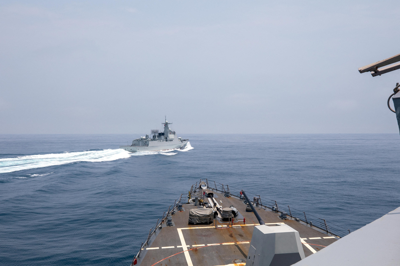 A Chinese Luyang III class warship sails near the US destroyer USS Chung-Hoon, as seen from the deck of US destroyer in the Taiwan Strait, June 3. (Reuters-Yonhap)