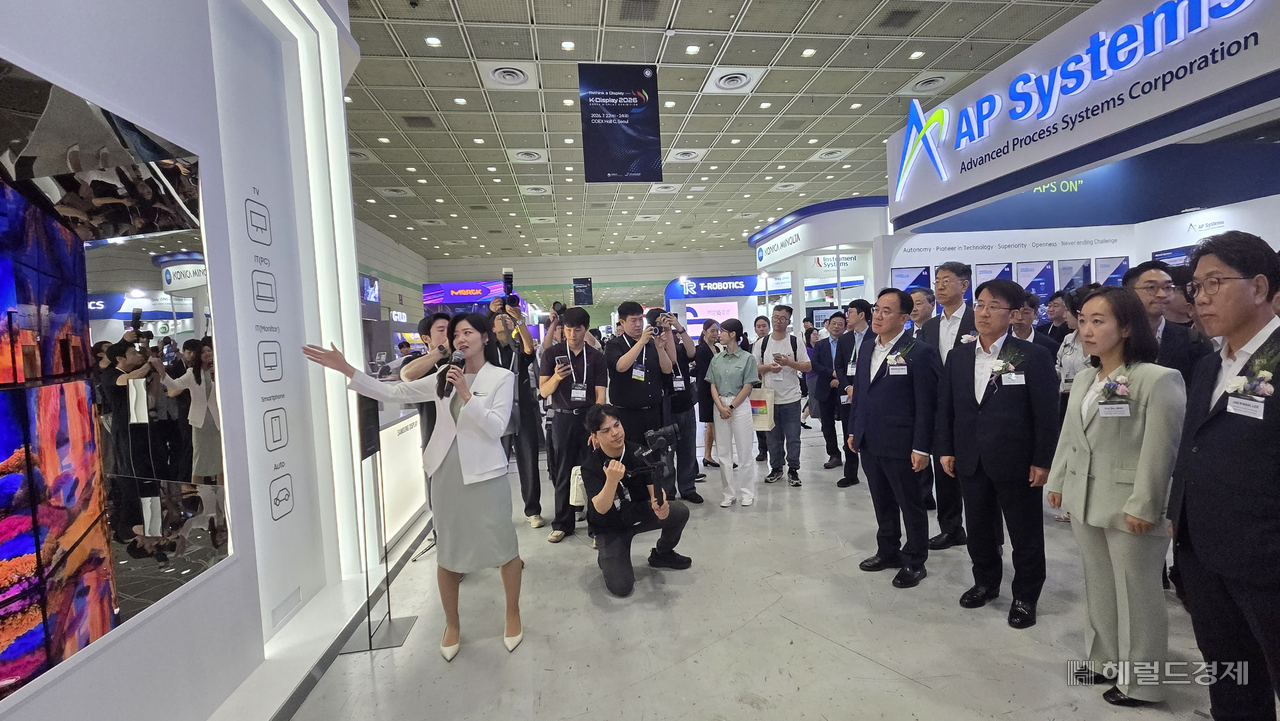 22일 서울 강남구 코엑스에서 열린 ‘2026 한국디스플레이산업 전시회’에서 이청 삼성디스플레이 대표이사 사장과 정철동 LG디스플레이 대표이사 사장이 삼성디스플레이 부스를 살펴보고 있다. 박지영 기자.