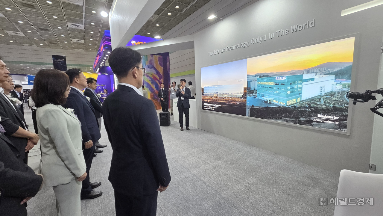22일 서울 강남구 코엑스에서 열린 ‘2026 한국디스플레이산업 전시회’에서 이청 삼성디스플레이 대표이사 사장과 정철동 LG디스플레이 대표이사 사장이 주성엔지니어링 부스를 살펴보고 있다. 박지영 기자.