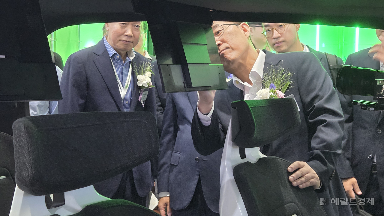 22일 서울 강남구 코엑스에서 열린 ‘2026 한국디스플레이산업 전시회’에서 이청 삼성디스플레이 대표이사 사장이 LG디스플레이의 슬라이더블 올레드 패널을 살펴보고 있다. 박지영 기자.