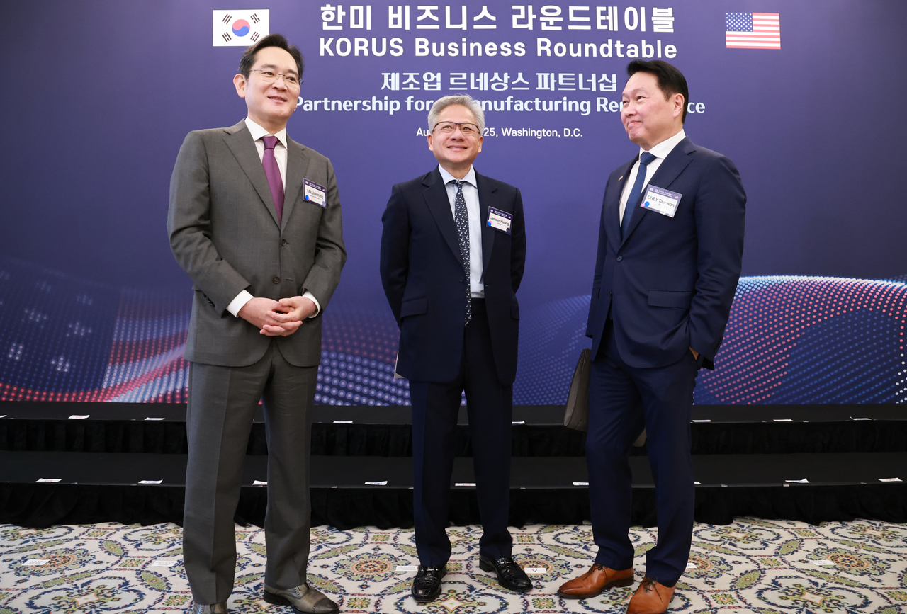 이재용(왼쪽) 삼성전자 회장과 최태원(오른쪽) 대한상공회의소 회장 겸 SK그룹 회장이 지난해 7월 미국 워싱턴DC 윌라드 호텔에서 열린 한미 비즈니스 라운드 테이블 리셉션에서 젠슨 황 엔비디아 최고경영자(CEO)와 대화하고 있다.  [연합]