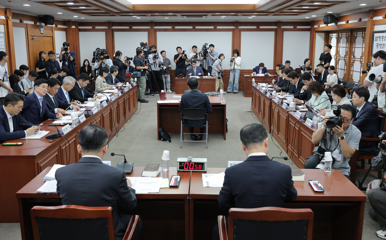 국회 6·3 지방선거 투표용지 부족 사태 국정조사특별위원회가 7일 경기 과천시 중앙선거관리위원회에서 2차 현장조사 및 전체회의를 개최하고 있다.  [연합]