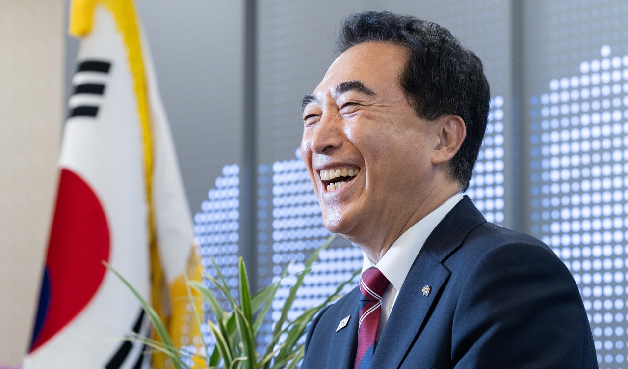 South Chungcheong Gov. Park Soo-hyun laughs during an interview with The Herald Business at the South Chungcheong Provincial Government office in Hongseong-gun on Tuesday afternoon. Park described the recently announced Mega Project as "the greatest opportunity since the founding of the nation" for South Chungcheong. (Yun Chang-bin)