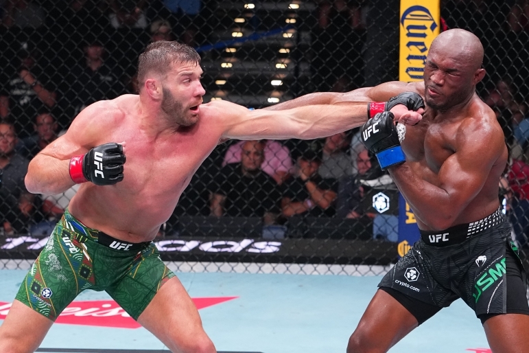 20일 UFC 파이트나이트 메인이벤트에서 드리퀴스 뒤플레시가 긴 왼손 스트레이트를 카마루 우스만의 턱에 적중하고 있다. [UFC 제공]