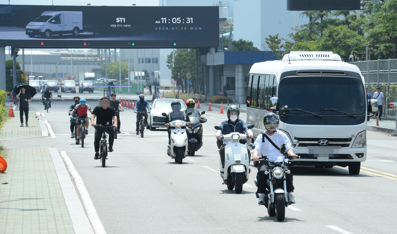 전국금속노동조합 현대자동차 노조가 사흘간 교대조별로 4시간씩 부분파업에 돌입한 20일 오전 울산 북구 현대자동차 명촌정문에서 오전조 근무자들이 조기 퇴근을 하고 있다. [뉴시스]