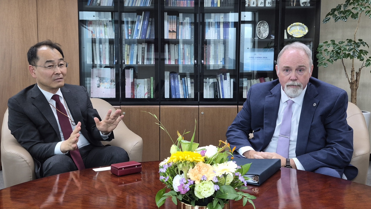 In this photo taken Tuesday, Deputy Foreign Minister Park Jong-han (left) speaks with Jason Evans, under secretary for management at the US Department of State, during a meeting at the Ministry of Foreign Affairs in Seoul. (Yonhap)