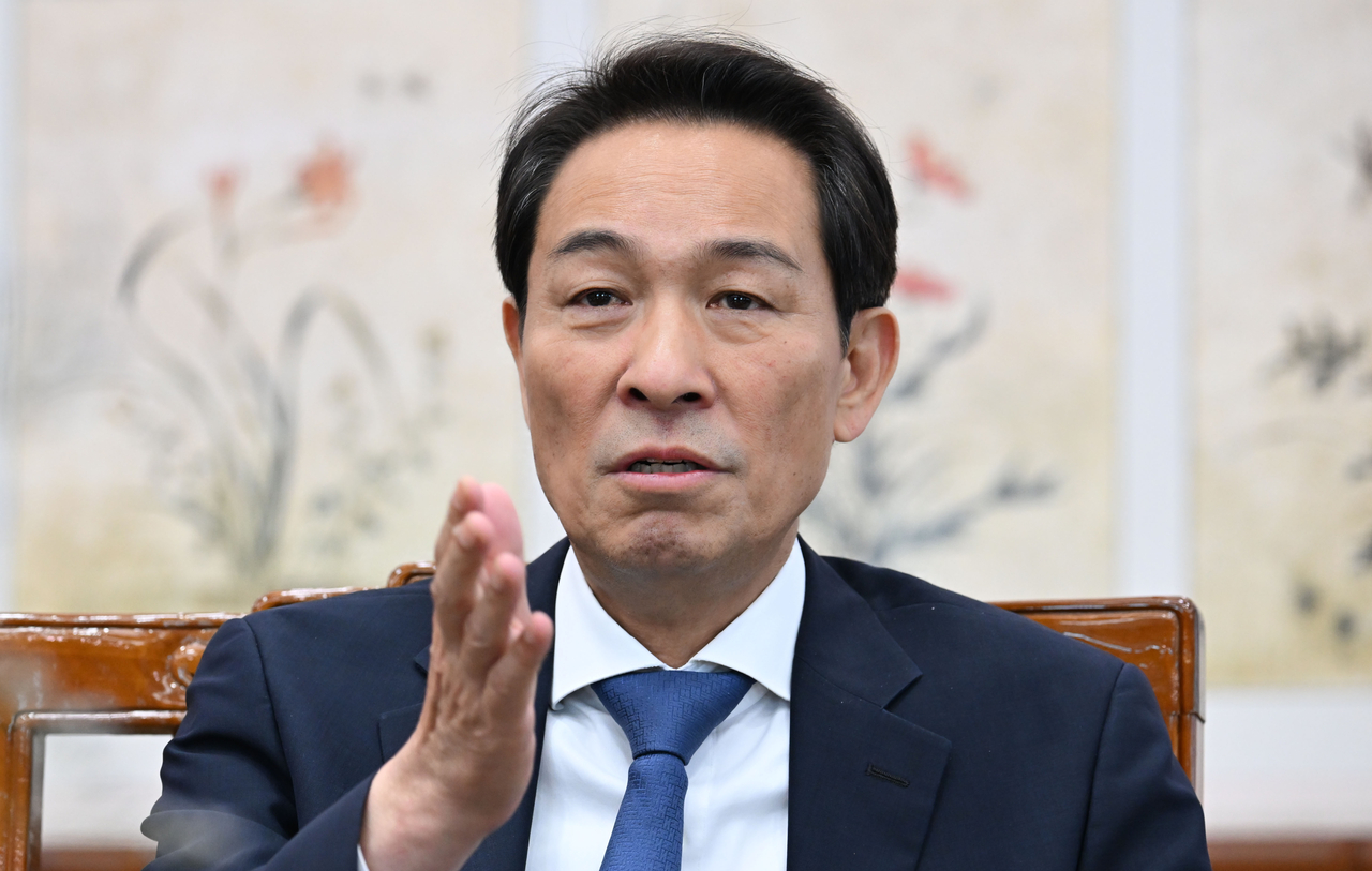 헤럴드경제와 인터뷰하고 있는 우상호 강원특별자도지사 [헤럴드경제=이상섭 기자]
