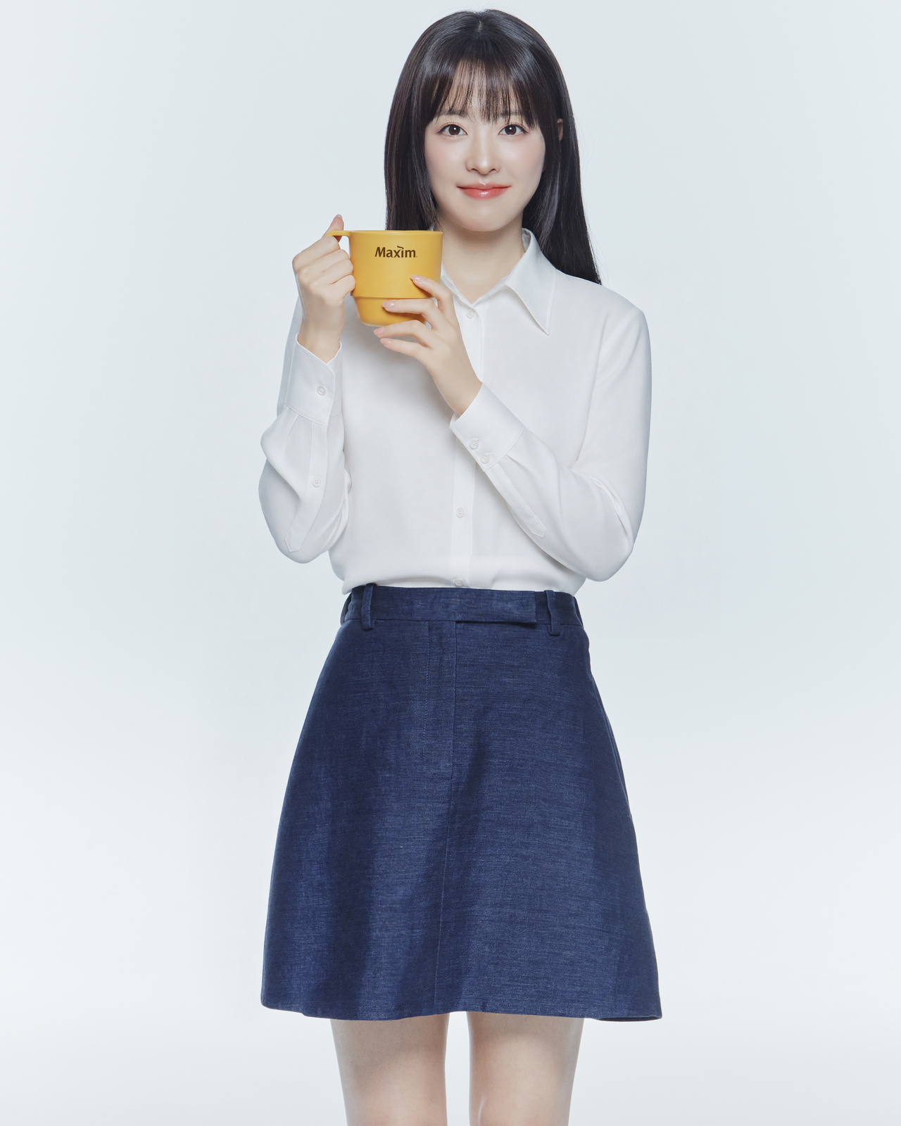 맥심 모카골드 모델 박보영이 제품을 들고 포즈를 취하고 있다. [동서식품 제공]