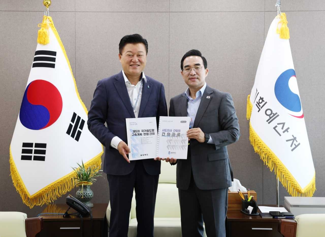 박홍근 기획예산처 장관이 7월 22일 오전 정부세종청사 5동 접견실에서 간담회를 마치고 기념촬영을 하고있다. [기획예산처 제공]