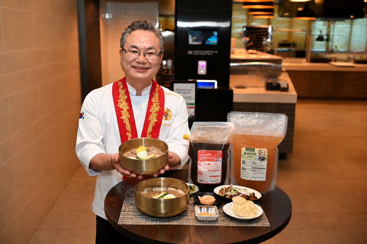 안유성 셰프가 삼성웰스토리와 협업해 개발한 한식 소스와 평양냉면을 선보이고 있다. [삼성웰스토리 제공]