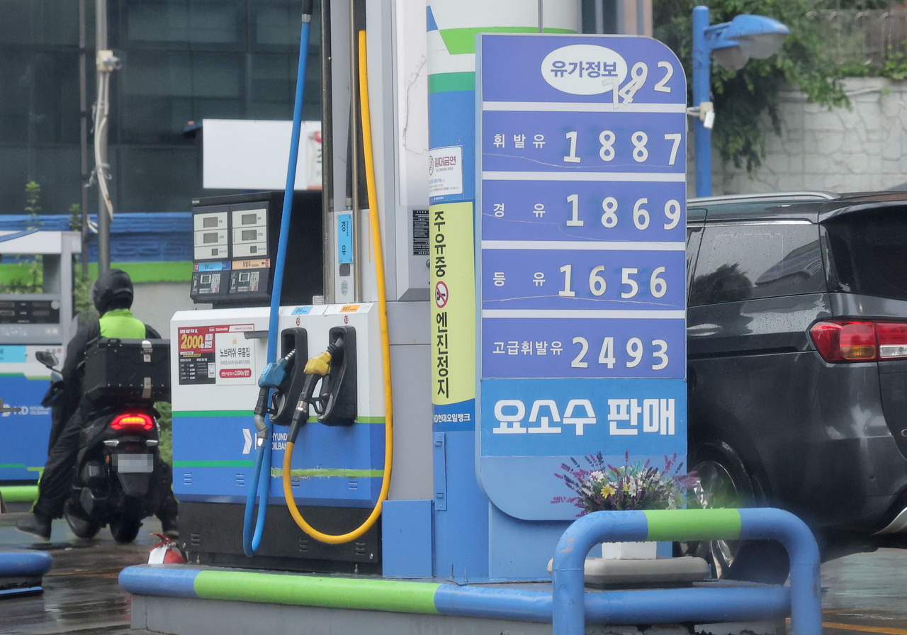 Gas prices are seen at a filling station in Seoul on Tuesday. (Yonhap)