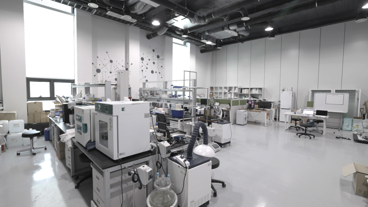 A staff member from Vericore Materials, a tenant of the RIST Advanced Manufacturing Incubating Center, inspects research and production equipment. Vericore Materials is pursuing commercialization in the eco-friendly coatings sector. [Posco Group]