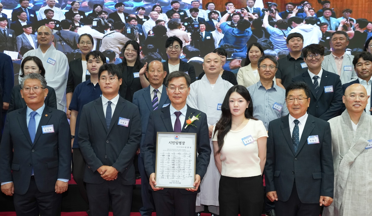 시민임명장을 받았던 김중남 강릉시장이 할 말 참 많을 옥계 부터 시민과의 직접소통에 나선다.