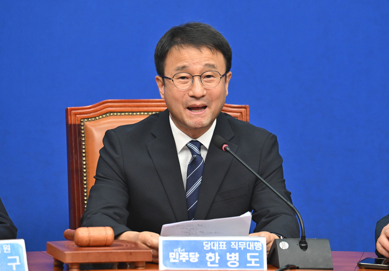 한병도 더불어민주당 대표 직무대행 겸 원내대표가 22일 오전 서울 여의도 국회에서 열린 최고위원회의에 참석해 모두발언을 하고 있다. 임세준 기자