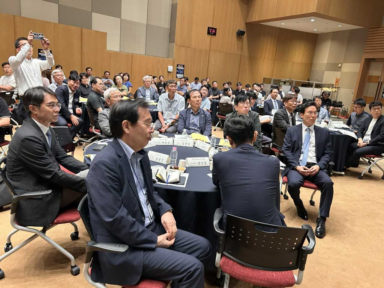 한국광융합산업진흥회는 22일 광주과학기술원 오룡관에서 ‘전남광주 미래 첨단산업 포럼 특별세미나’를 가졌다.