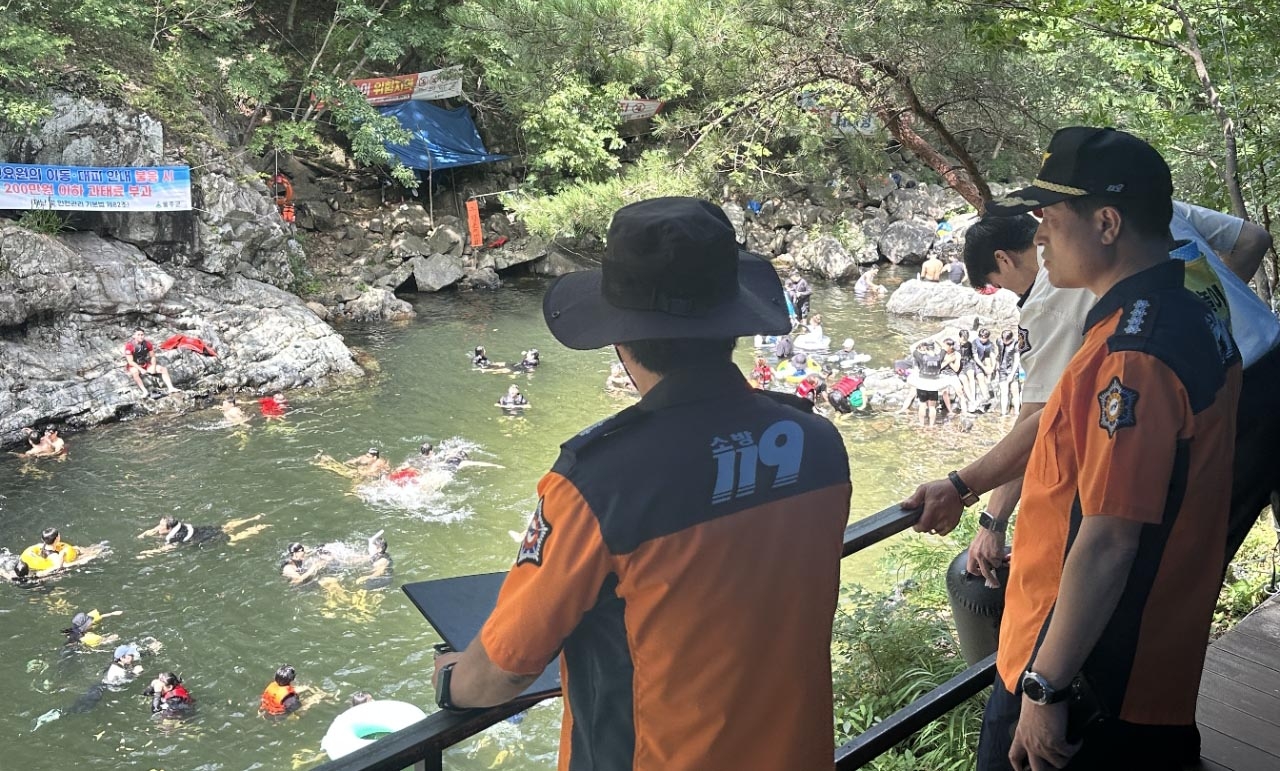 김규주(오른쪽) 서울주소방서장을 비롯한 직원들이 울산시 울주군 상북면 계곡에서 수난안전시설물 등 현장점검을 하고 있다. [서울주소방서 제공]