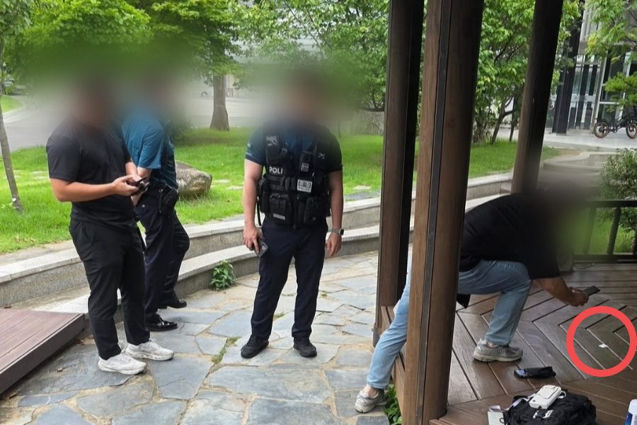 최근 서울 송파구 올림픽공원 내 한 쉼터에서 마약류 의심 물질이 발견돼 경찰이 출동한 모습. [SNS]