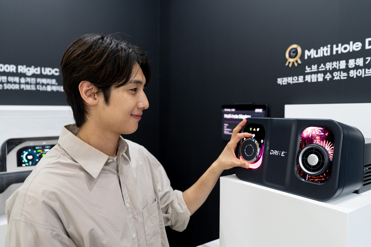 삼성디스플레이가 22일 서울 강남구 코엑스에서 개막한 ‘K-디스플레이 2026’에서 지름 80㎜의 빅 홀을 구현한 차량용 센터페시아(운전석과 조수석 사이 조작부) 디스플레이 시제품을 최초 공개했다. [삼성디스플레이 제공]