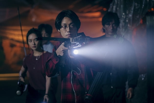 Lee Do-hyun (center) stars in "Sweet Home" (Netflix)