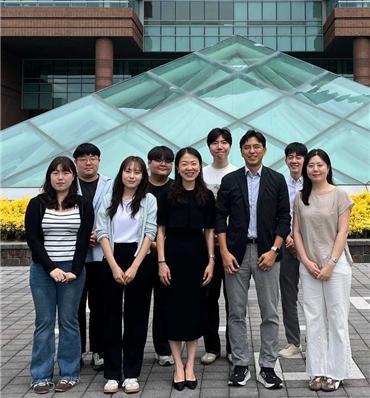 The KAIST research team behind the study. Professor Lee Ji-min (front row, center) and Professor Kim Hyun-woo (fourth from left). [Provided by KAIST]