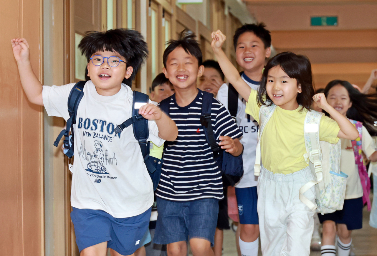 Second-grade students head home after attending a summer vacation ceremony at Jungpyeong Elementary School in Nowon-gu, Seoul, on Wednesday. (Yonhap)