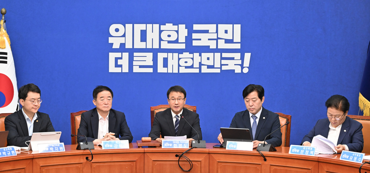 한병도(가운데) 더불어민주당 대표 직무대행 겸 원내대표가 22일 오전 서울 여의도 국회에서 열린 최고위원회의에 참석해 모두발언을 하고 있다. 임세준 기자