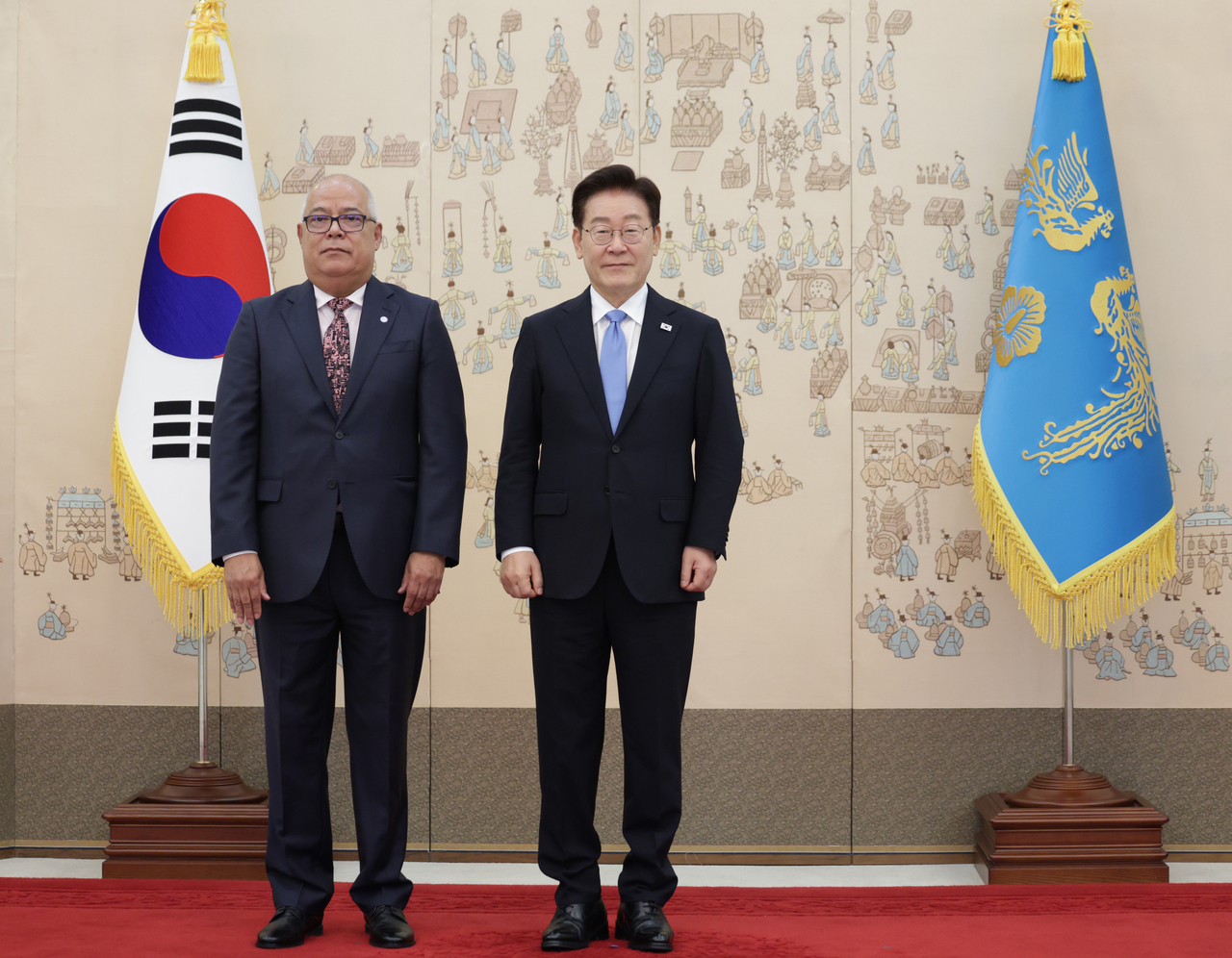 South Korean President Lee Jae Myung (right) poses for a commemorative photo after receiving credentials from newly appointed Colombian Ambassador to South Korea Yobani Velasquez Quintero  during a credentials presentation ceremony for foreign ambassadors at Cheong Wa Dae on Wednesday. (Yonhap)